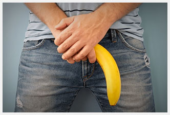 Hombre preocupado por erecciones débiles y bajo rendimiento masculino